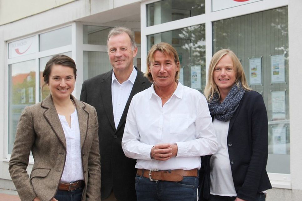 Julia Kastenhofer, Jan-Pieter Frick, Christine Frick und Maike Stölck (v. lks.) sowie Marc Peter Frick beraten Eigentümer und Kaufinteressenten an den Standorten Neustadt in Holstein, Bad Schwartau und Lübeck.
