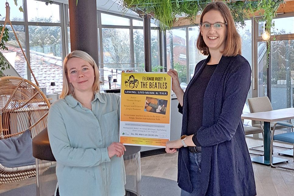 Sara Tesch (Restaurant Walts‘) und Alexa Gruthoff (Spiel und Freizeit für Generationen e.V.) präsentieren das Veranstaltungsplakat für den Beatlesabend am 6. März.