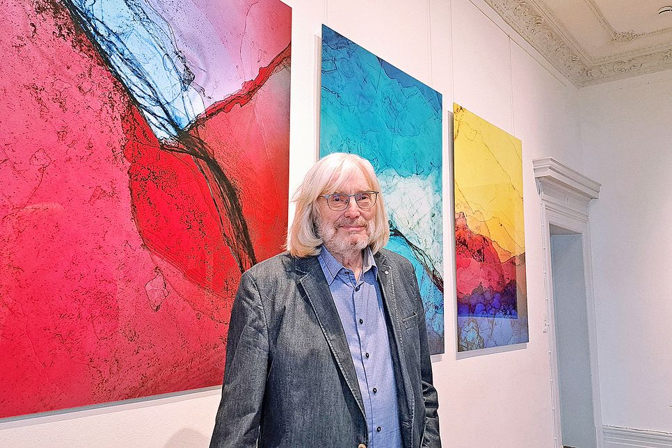 Schillernde Farben und organische Strukturen: Fotodesigner Bernd Perlbach hat chemische Substanzen quasi unter der Lupe betrachtet.