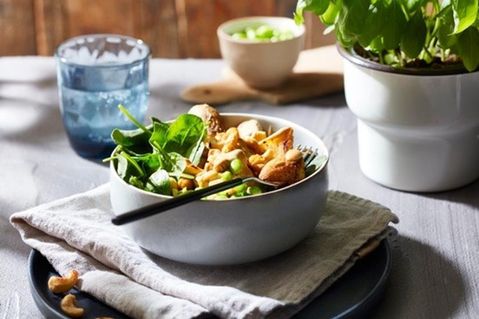 Bunt, lecker und sättigend: Die Kartoffel-Fitness-Bowl vereint festkochende Kartoffeln mit protein- und nährstoffreichen Zutaten.