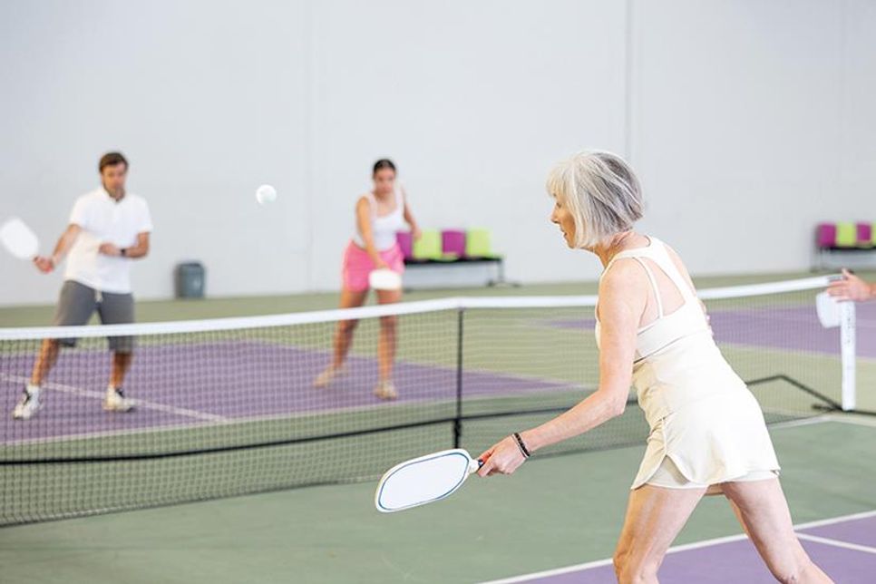 Der neue Trendsport „Pickleball“ hat den Weg nach Travemünde gefunden.