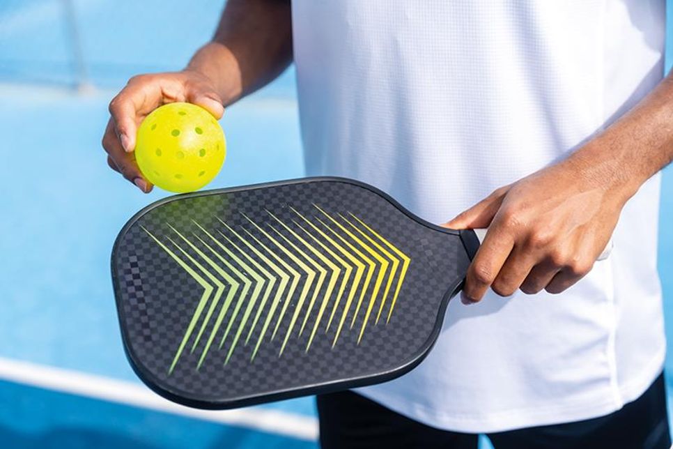 „Pickleball“ wird mit diesem Schläger und Ball gespielt.
