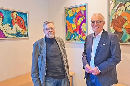 Der Bösdorfer Künstler Holger Wittig-Koppe (links) erläutert Tim Brockmann seine Ölbilder, in denen es ziemlich menschelt.