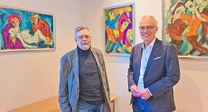 Der Bösdorfer Künstler Holger Wittig-Koppe (links) erläutert Tim Brockmann seine Ölbilder, in denen es ziemlich menschelt.