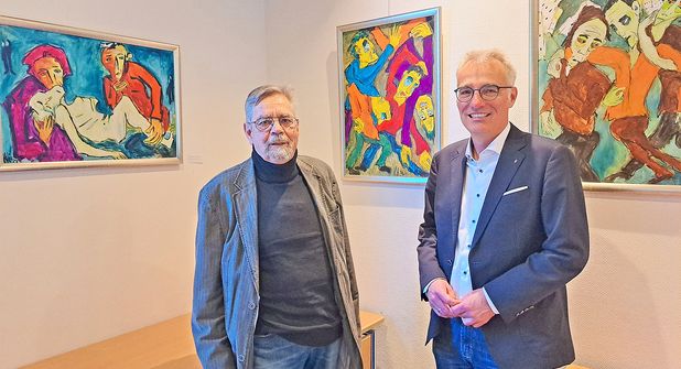 Der Bösdorfer Künstler Holger Wittig-Koppe (links) erläutert Tim Brockmann seine Ölbilder, in denen es ziemlich menschelt.