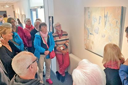 Auf dem Bauamt-Flur ließen sich die Gäste der Vernissage jedes Kunstwerk erklären.