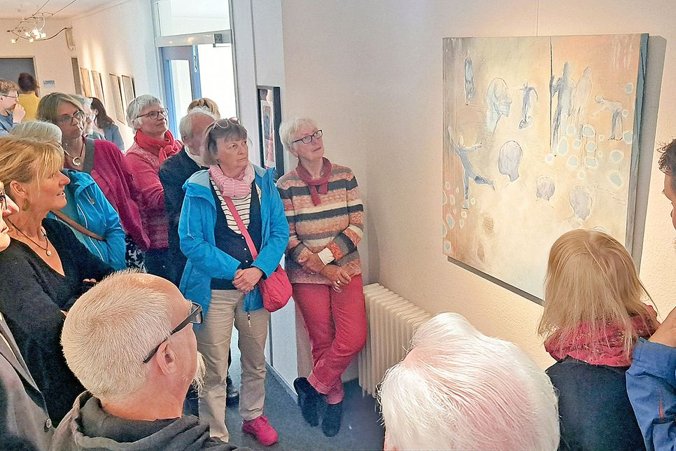 Auf dem Bauamt-Flur ließen sich die Gäste der Vernissage jedes Kunstwerk erklären.