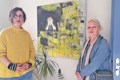 Wübke Rohlfs-Grigull (rechts), die künstlerische Leiter des Kunstkreises, hat Bilder von 15 Künstlern platziert. Dazu zählt auch diese Collage von Britta Kähler.