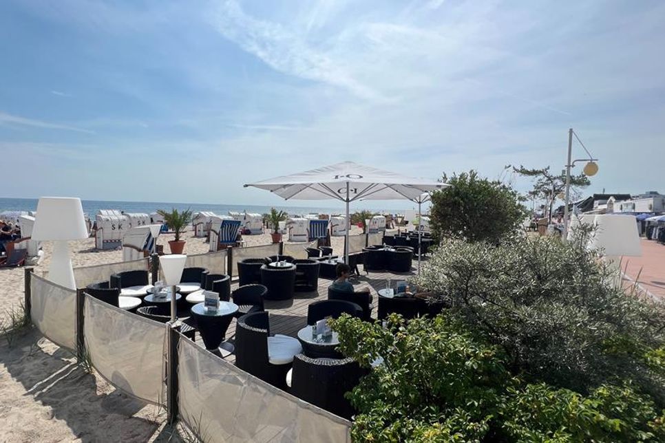 Sonnenterrasse mit Ostseeblick: Im Restaurant Café Blöser in Dahme genießen Gäste direkt an der Strandpromenade regionale Spezialitäten und hausgemachten Kuchen.
