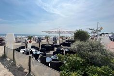 Sonnenterrasse mit Ostseeblick: Im Restaurant Café Blöser in Dahme genießen Gäste direkt an der Strandpromenade regionale Spezialitäten und hausgemachten Kuchen.