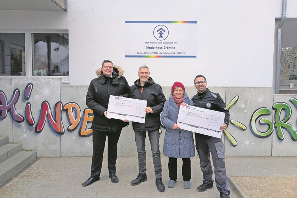 Spendenübergabe mit Tim Muchow vom Jugendzentrum, Stefan Gruschinski, Mechtild Piechulla als 1. Vorsitzende des Kinderschutzbundes Ostholstein sowie Bejamin David (v. lks.).