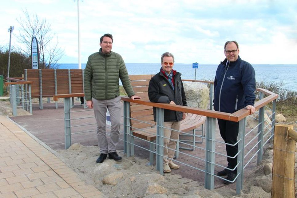 Bürgermeister Mirko Spieckermann (re.) mit dem Tourismus-Ausschussvorsitzendem Dirk Cremer und Architekt Harm Hoffmann (lks.) auf dem Ruheplatz in Höhe der Straße „Am Kiebitzberg“.