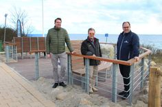 Bürgermeister Mirko Spieckermann (re.) mit dem Tourismus-Ausschussvorsitzendem Dirk Cremer und Architekt Harm Hoffmann (lks.) auf dem Ruheplatz in Höhe der Straße „Am Kiebitzberg“.