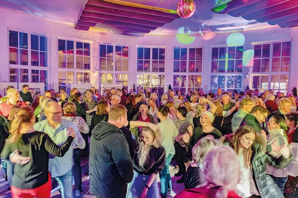 „Tanzen am Meer“ findet bis Ende April zweimal im Monat in der Trinkkurhalle statt.