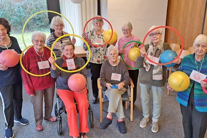 Es ist eine fröhliche Seniorentruppe, die sich montags im Bugenhagenhaus am Waldweg trifft.