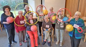 Es ist eine fröhliche Seniorentruppe, die sich montags im Bugenhagenhaus am Waldweg trifft.