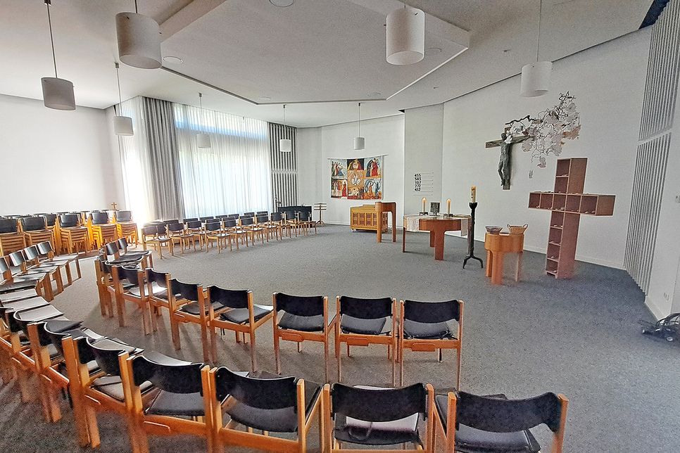 Die sakralen Gegenstände ziehen an andere Plätze in Preetz um. Das Mobiliar wird zum Teil im Gemeindehaus an der Stadtkirche genutzt, zum Teil an andere Gemeinden verkauft.