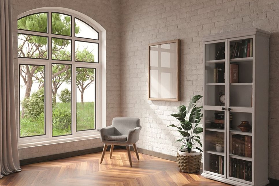 Das Sonnenschutzglas Fineo Solar Control hilft dabei, Innenräume auch an warmen Tagen angenehm zu temperieren.