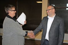 Ursula Bednarzik vereidigte den neuen Bürgermeister Harald Behrens und gratulierte ihm anschließend zur Wahl.