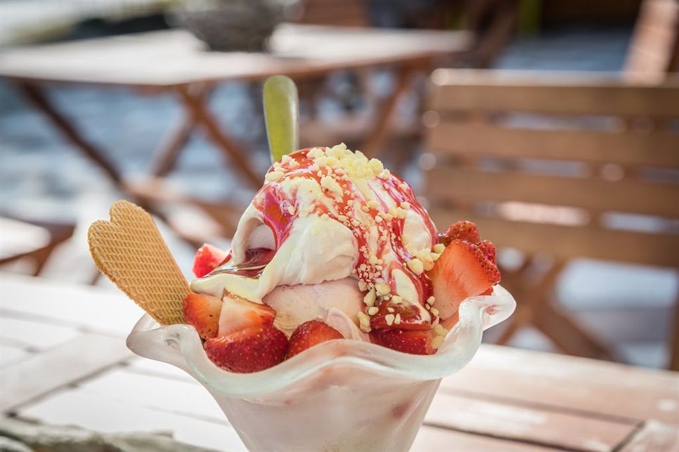 Köstliche Eis-Kreationen laden zum Schlemmen ein.