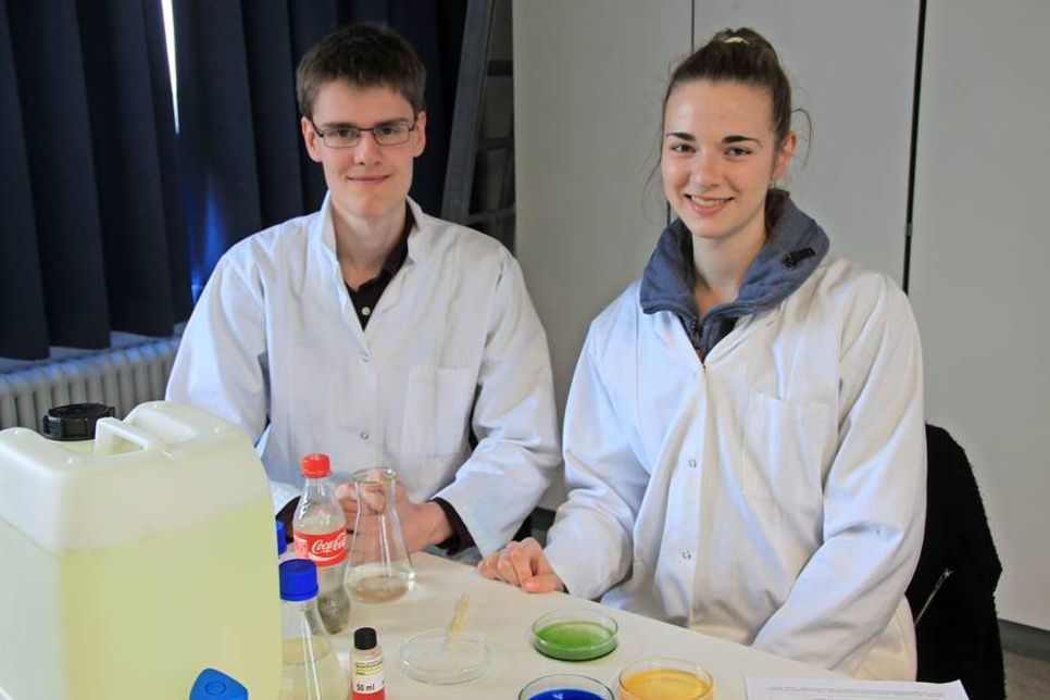 Die Abiturienten Clara und Tommy versuchten Purpurbakterien aus dem Schulteich herauszufiltern und zu vermehren, um Wasserstoff zu gewinnen und mit einer Brennstoffzelle Strom zu erzeugen.