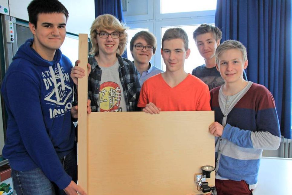 Marvin, Torben, Jan, Johannes, Luca und Johnathan (v. re.) wandelten in ihrem Experiment alltägliche Bewegungen wie das Türöffnen in Energie um und sammelten diese in Akkus.
