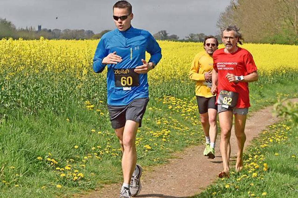 Aufgereiht wie auf einer Perlenschnur liefen die Rapsblütenläufer um den Trammer See - vereinzelt sogar barfuß...