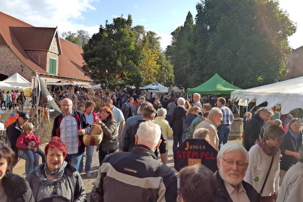 „Wir sind begeistert von unserem Marktort, dem Kunstgut Görtz“, so die Veranstalterin Ingrid Berkau, welche auch auf dem Gut Görtz zu Hause ist.