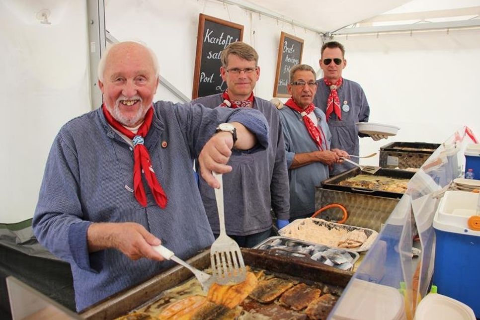 Die Amtsbrüder brieten wieder ihre leckeren, goldbraunen Heringe.