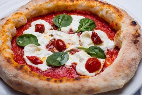 Außen knusprig und innen weich, so sollte die perfekte Pizza sein.