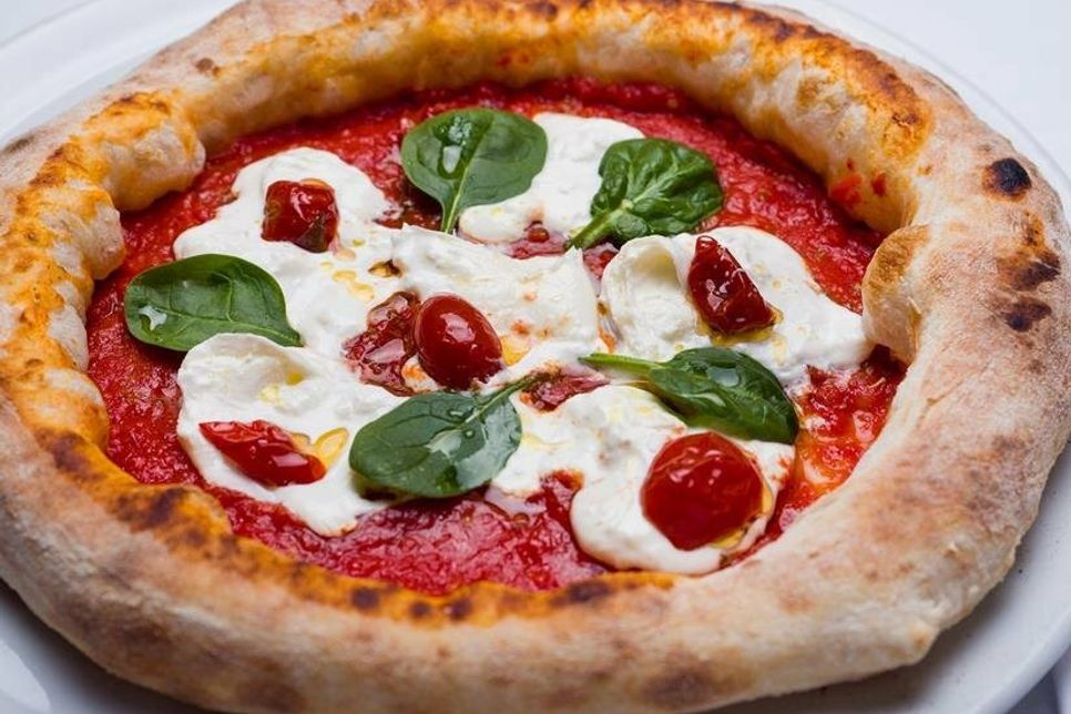 Außen knusprig und innen weich, so sollte die perfekte Pizza sein.