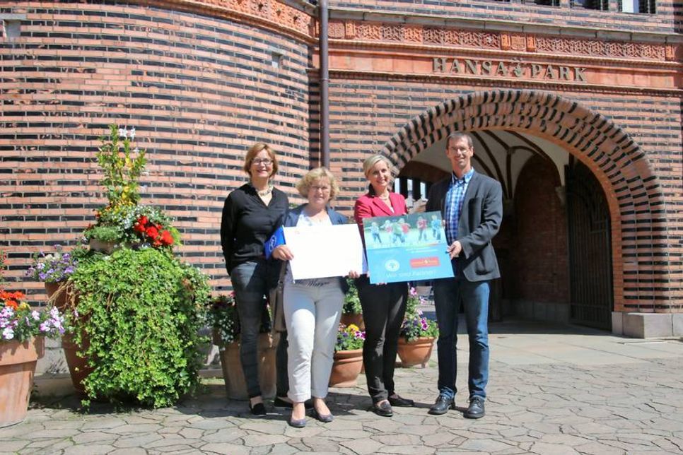 Mechtild Piechulla (2. v. lks.), Vorsitzende beim Deutschen Kinderschutzbund Kreisverband Ostholstein e.V. sowie der Geschäftsführer Henning Reimann (re.) freuten sich sehr über den Spendenbetrag, der ihnen am 4. Juli von der Hansa-Park Geschäftsleitung durch die Familie Leicht übergeben wurde.