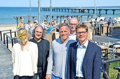 Vorfreude auf das „Feierabendkonzert“ in der Strandlounge in Timmendorfer Strand: Bigi Grimm (von links, mit Maske), Prof. Bernd Ruf, Bodo Neumann, Hans-Wilhelm Hagen und Tourismuschef Joachim Nitz. (Foto: René Kleinschmidt)