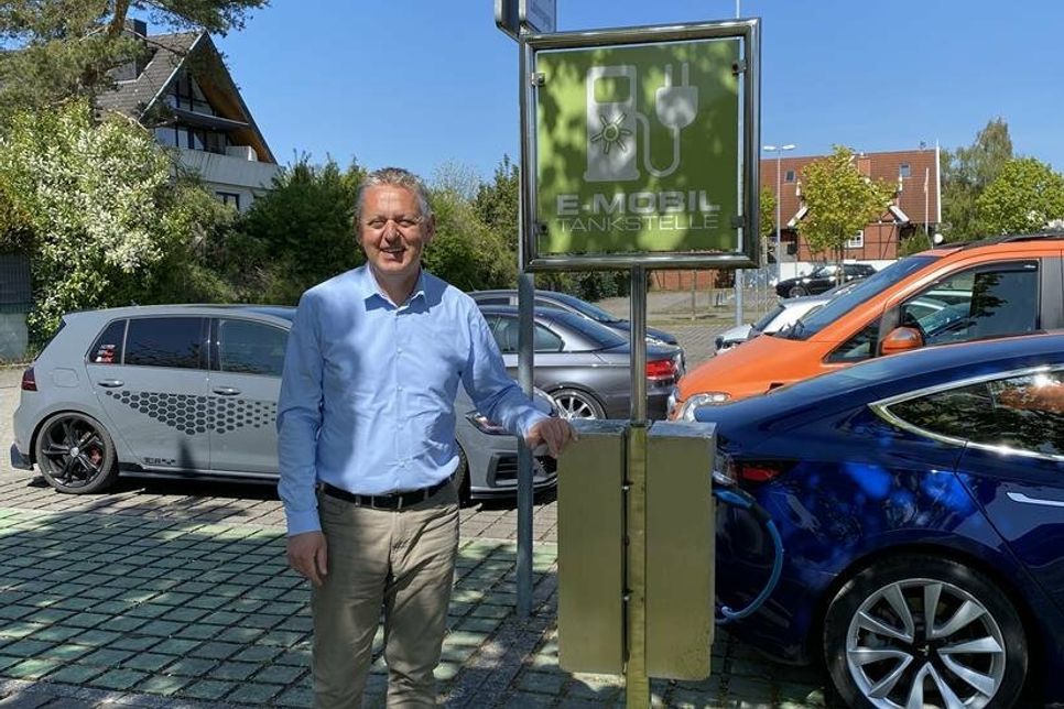 Manfred Wohnrade an einer E-Ladesäule.