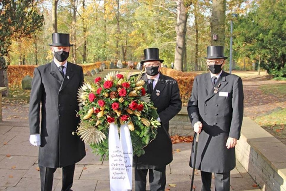 Gildeschreiber Walfried Denker, Tweet Öllst Uwe Friedrich Wolters und Ierst Öllst Hans-Peter Flindt legten für die St. Johannis-Gilde von 1192 einen Kranz nieder.