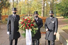 Gildeschreiber Walfried Denker, Tweet Öllst Uwe Friedrich Wolters und Ierst Öllst Hans-Peter Flindt legten für die St. Johannis-Gilde von 1192 einen Kranz nieder.