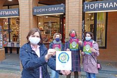 Ab sofort ist die Buchhandlung Hoffmann zusammen mit 18 weiteren Geschäften, Praxen, Kanzleien offizieller Kinderschutzpunkt und Klippo-Partner des Kinderschutzbundes Eutin.