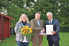 Sandra Frank freut sich mit ihrem Lebensgefährten Karsten Krzizan (Mitte) über die von Bürgermeister Volker Owerien überreichte Urkunde, Blumen, Schal und 250 Euro Preisgeld. (Foto: Eknad)