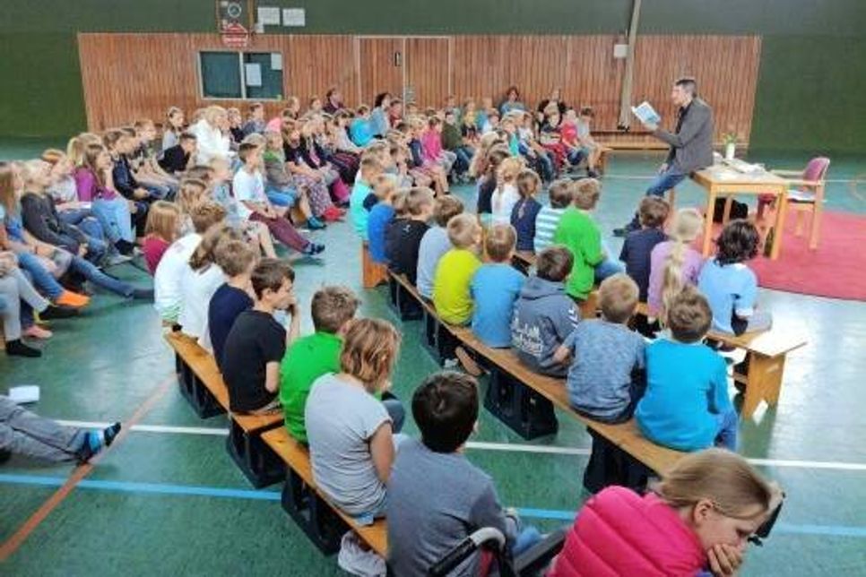Die Schüler hörten gespannt dem Kinderbuchautor Josef Koller zu.