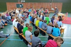Die Schüler hörten gespannt dem Kinderbuchautor Josef Koller zu.