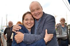 Timmendorfer Strands Bürgermeisterin Hatice Kara und der künstlerische Leiter der „JazzBaltica“, Nils Landgren, nach der Umzugs-Verkündung im Niendorfer Hafen. (Foto: René Kleinschmidt)