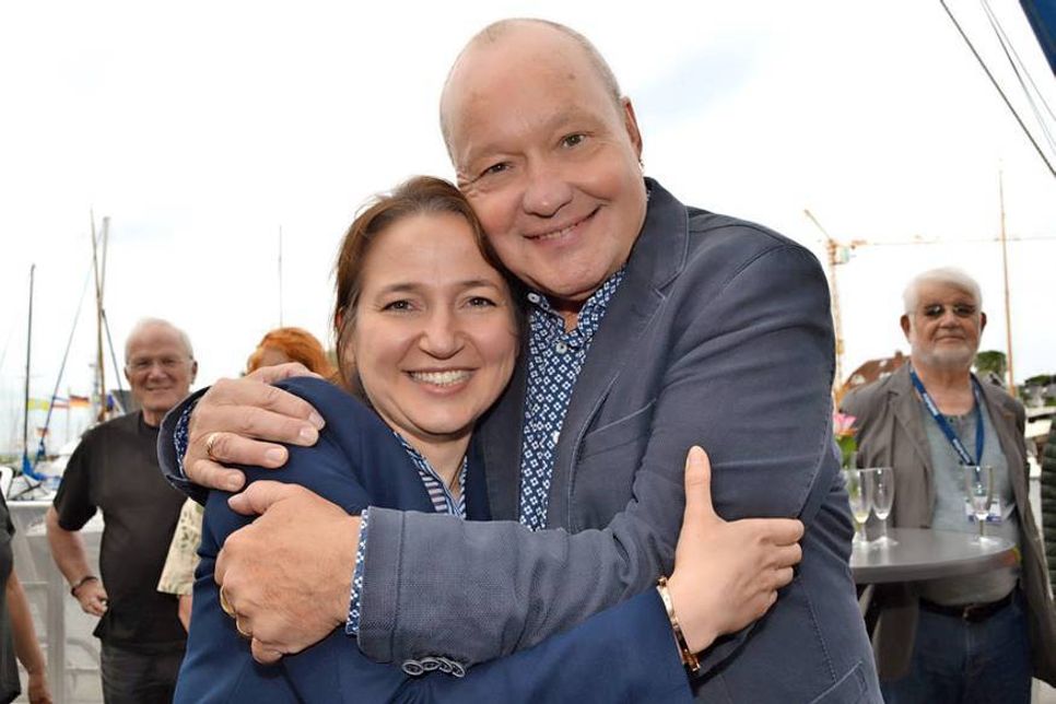 Timmendorfer Strands Bürgermeisterin Hatice Kara und der künstlerische Leiter der „JazzBaltica“, Nils Landgren, nach der Umzugs-Verkündung im Niendorfer Hafen. (Foto: René Kleinschmidt)