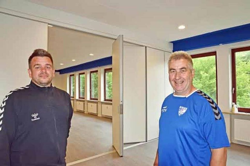 Vorstandsmitglied André Falk und TSV-Vorsitzender Dieter Willhöft (v. l.) präsentieren die neuen Übungs- und Gruppenräume im Sportheim Am Schiffsthal.
