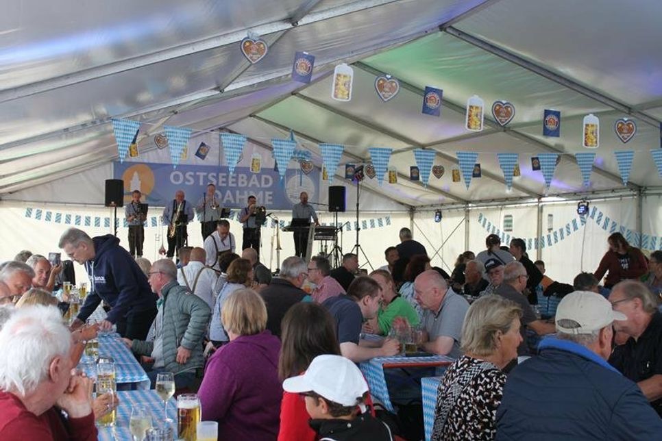 Partystimmung im Festzelt.