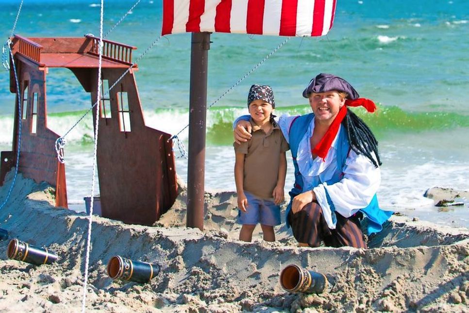 Der Abenteuertag Haffkrug ruft alle kleinen Abenteurer mit ihren Familien zu einem Nachmittag voller Spiel, Spaß und Action ins Piratendorf auf dem Seebrückenvorplatz.