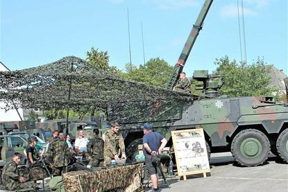 Die Soldaten standen für die Fragen der Gäste zur Verfügung.