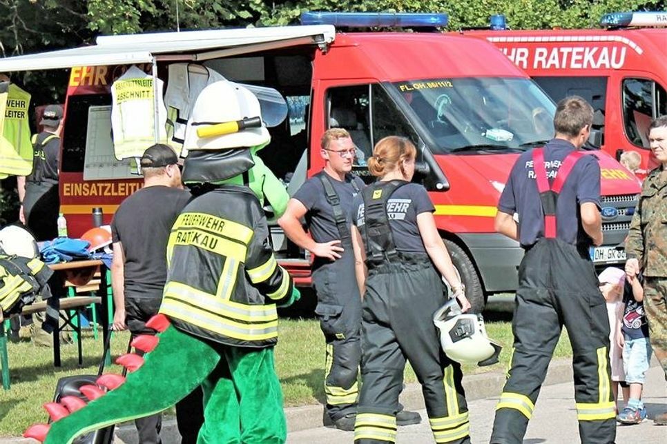 Ratekaus Feuerwehrdrache war ein Blickfang der Blaulichtmeile.