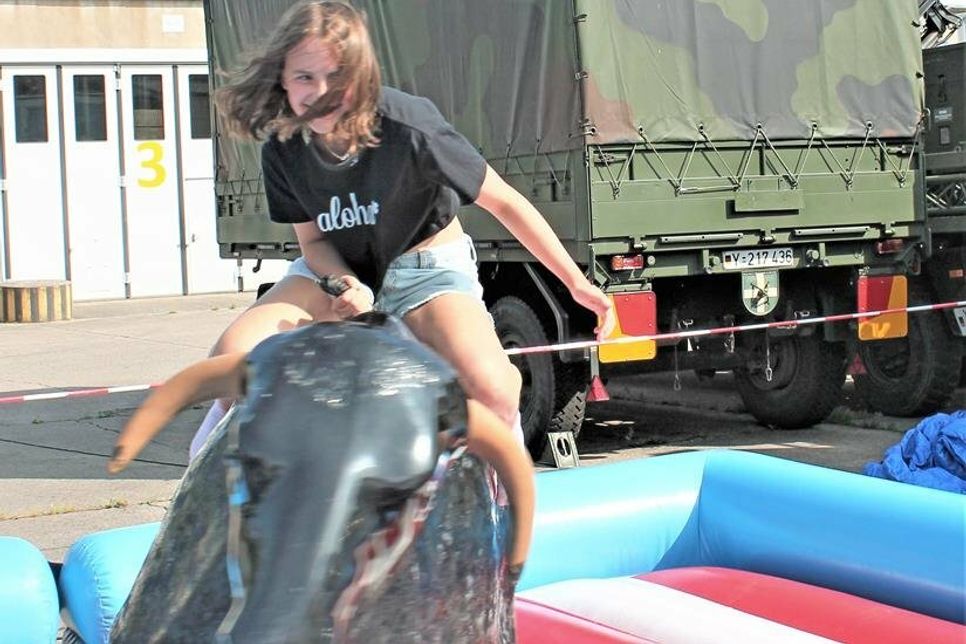 Wagemutig hält sich Sophia Schuster auf dem kreisenden Bullen.