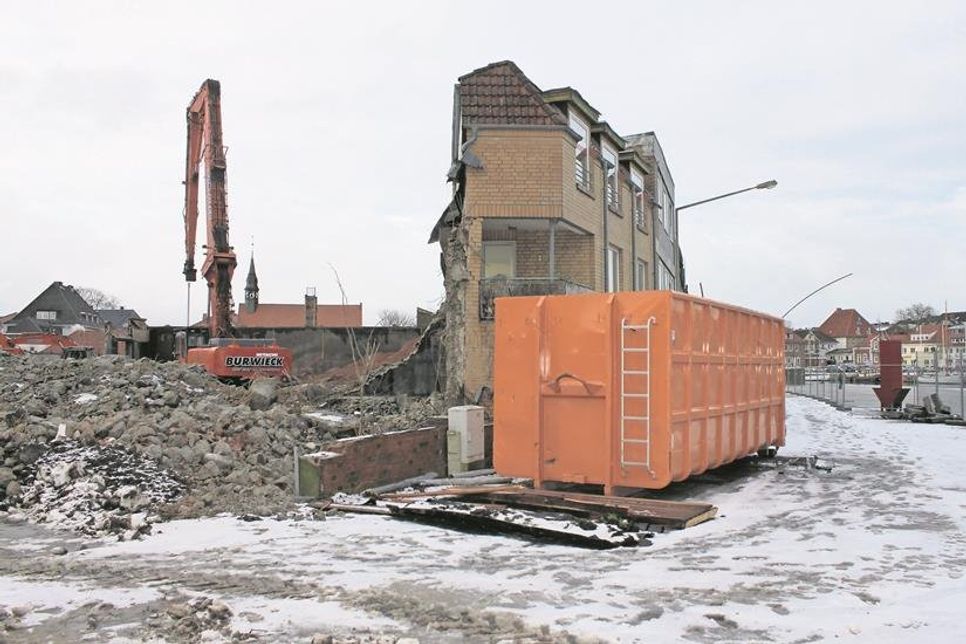 An der Hafenwestseite sind die Abrissarbeiten in vollem Gange.