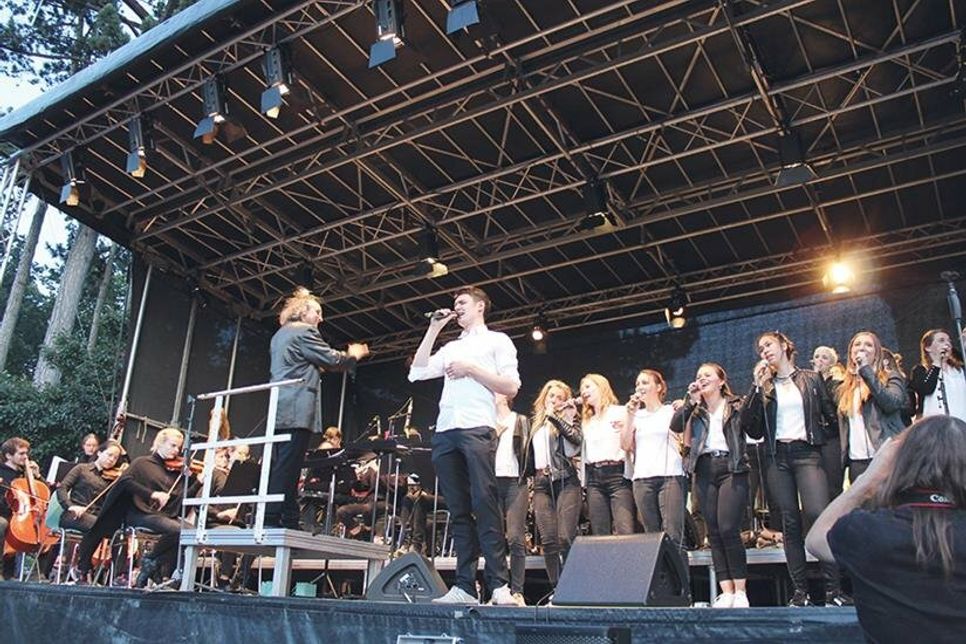 60 Studierende der Musikhochschule Lübeck geben unter der Leitung von Prof. Bernd Ruf wieder ein Konzert auf dem Timmendorfer Platz.